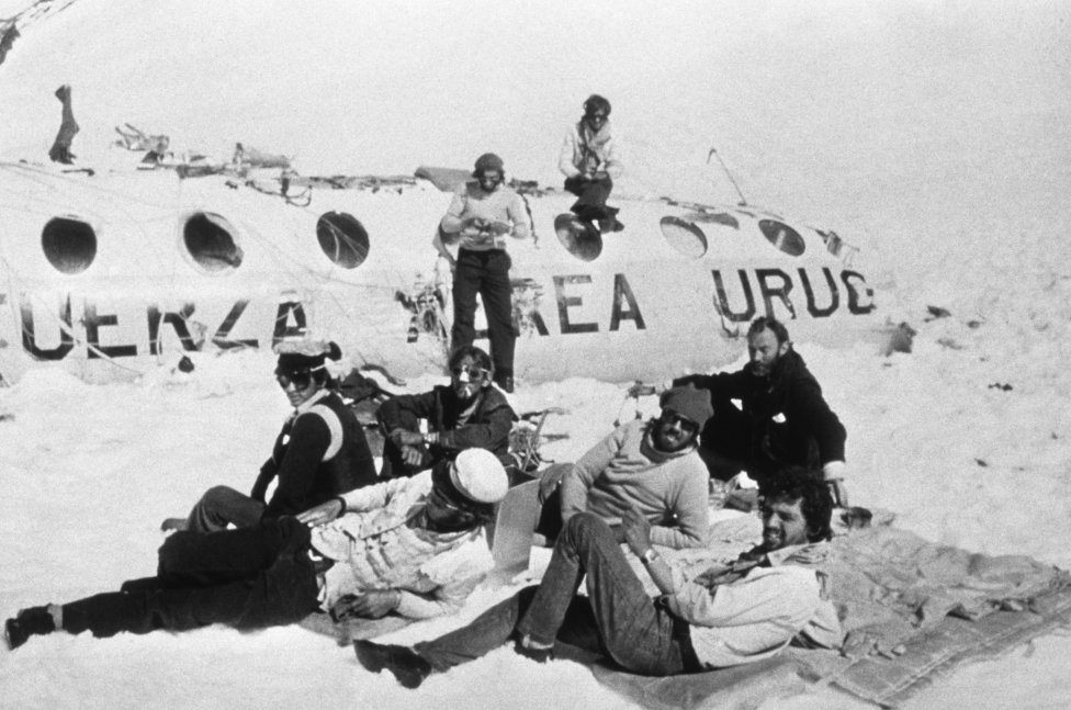 El 13 de octubre de 1972 se estrelló en la cordillera andina el vuelo 571 de la Fuerza Aérea Uruguaya en el que viajaban 45 personas, entre ellos los jugadores del equipo de rugby Old Christians. 16 personas lograron sobrevivir al percance y al frío durante dos meses en los que llegaron a alimentarse de la carne de los pasajeros fallecidos para no perecer.